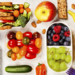 Ferske grønnsaker, frukt, bær, nøtter og en vannflaske.